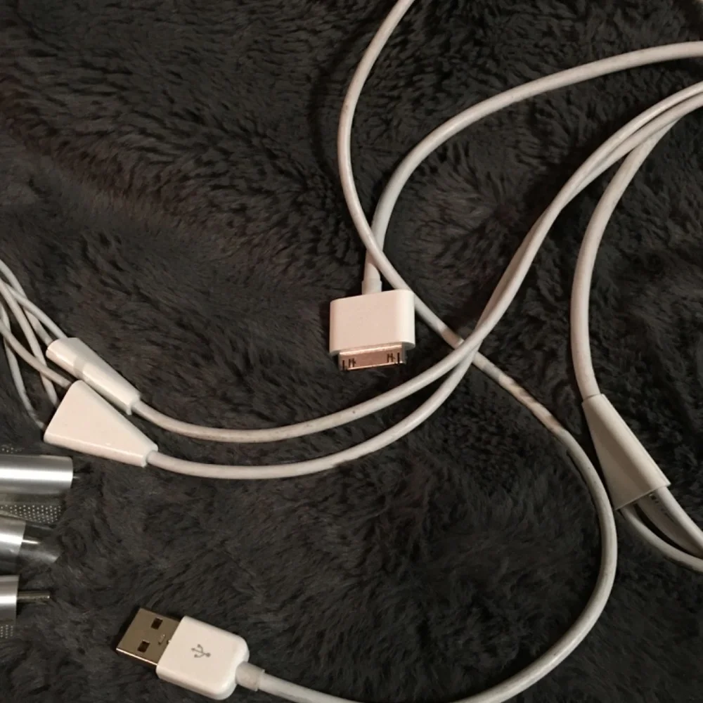 Apple AV Composite Video to TV-RCA Cable USB for Apple iPad 1 iPad 2 iPhone iPod